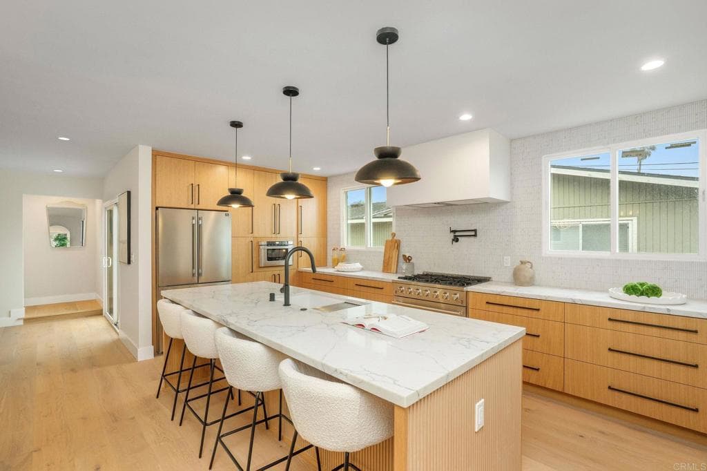 219 W Acacia Ave