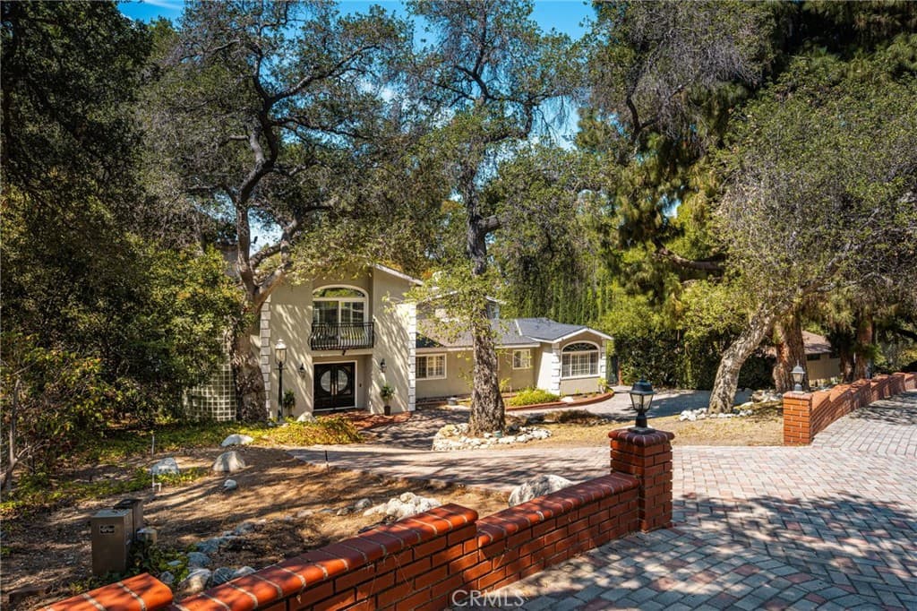 8355 La Sierra