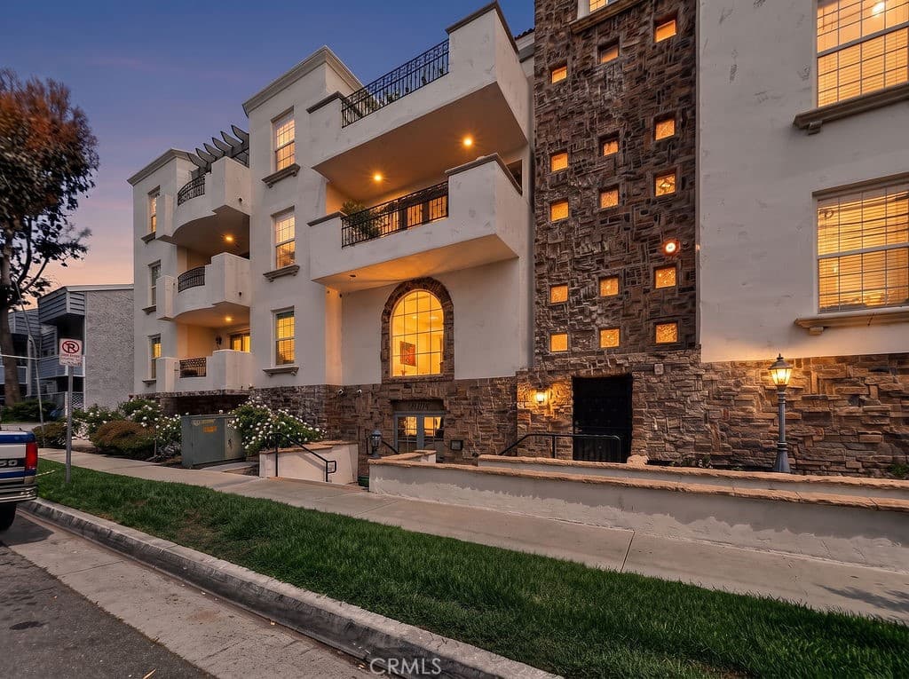 12407 Moorpark Street 104