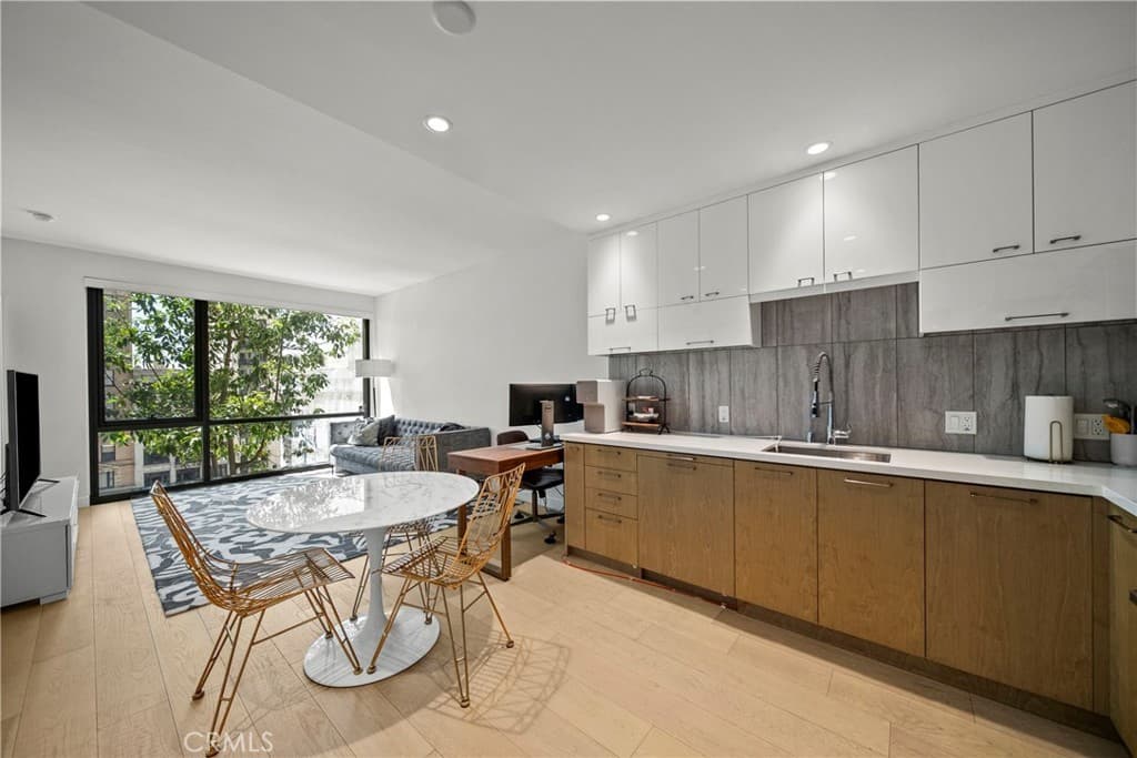 400 S Broadway 828