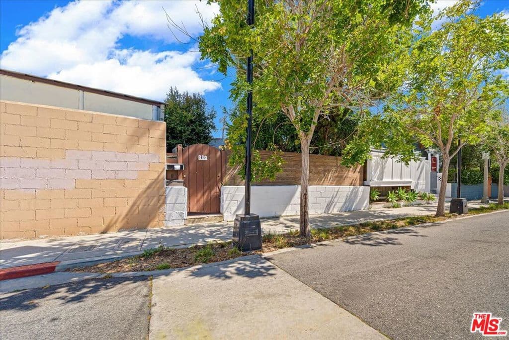 810 Navy Street