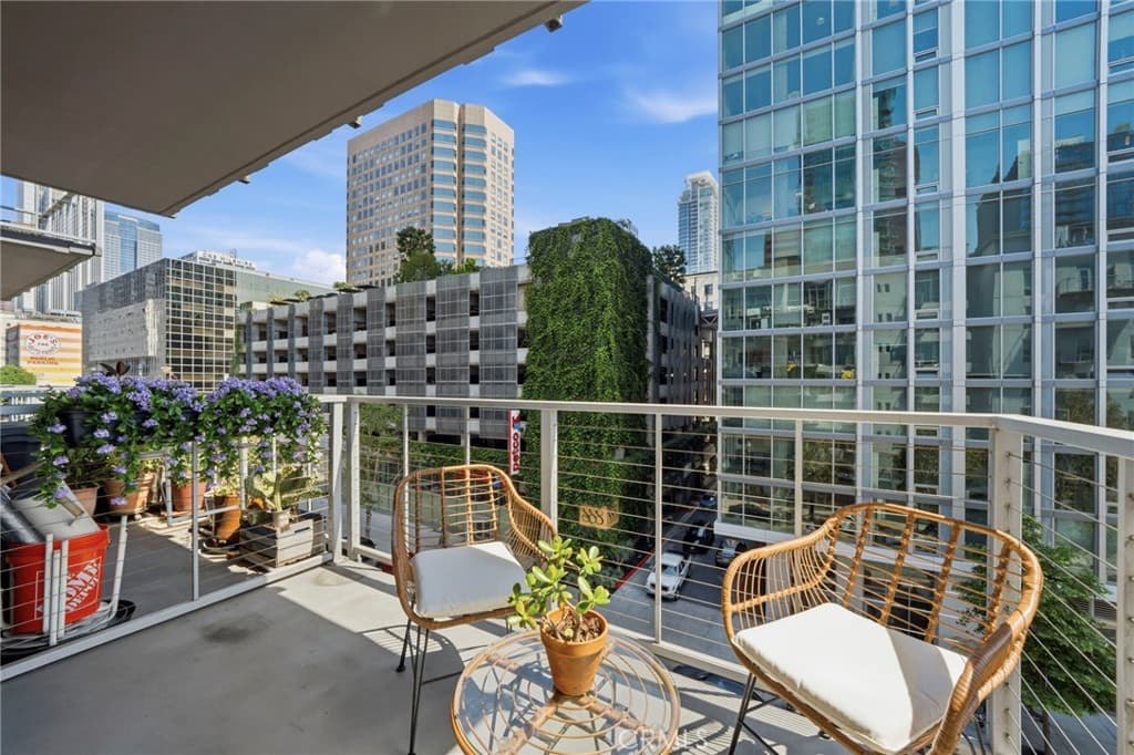 645 W 9th St 424