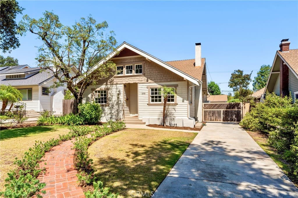 1538 N Holliston