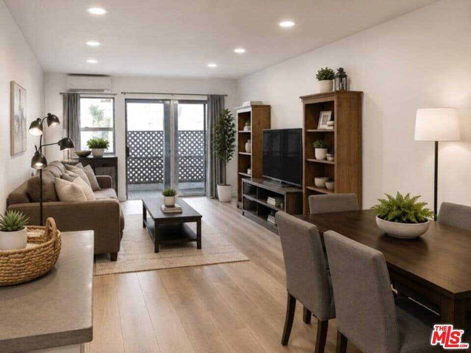 1118 Valencia Street 114