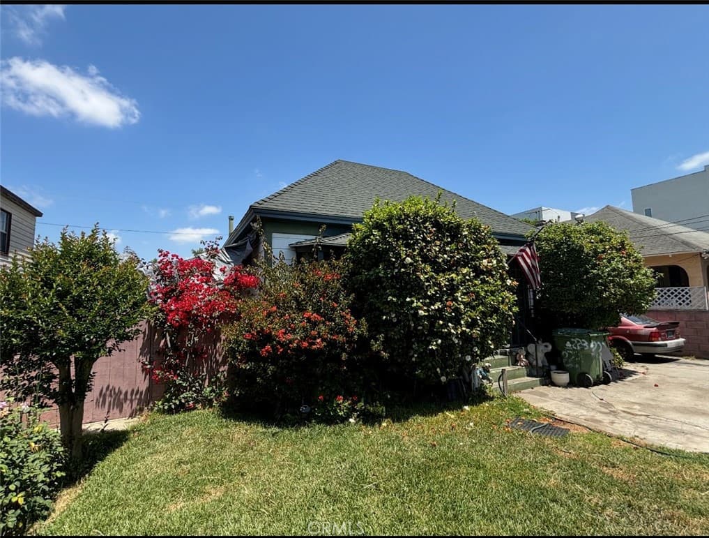 223 E 28th
