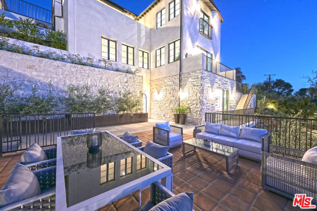 3072 Hollyridge Drive