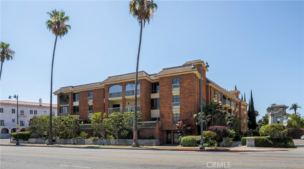 4444 Wilshire 102