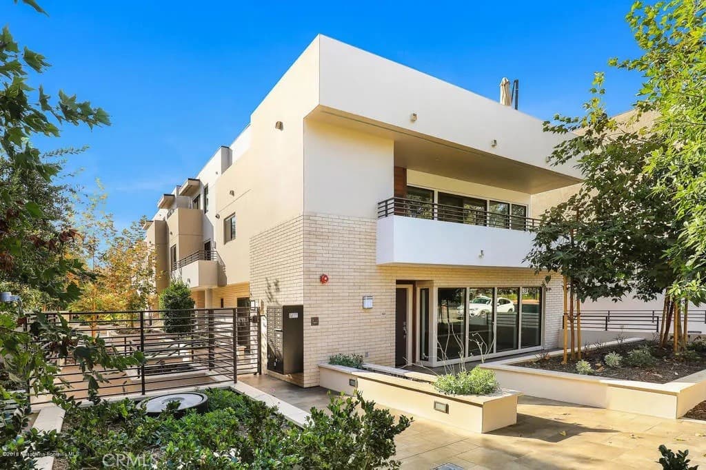 2428 E Del Mar 101