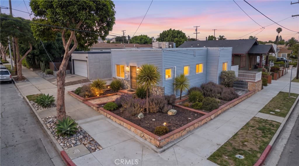 1652 Loma Avenue