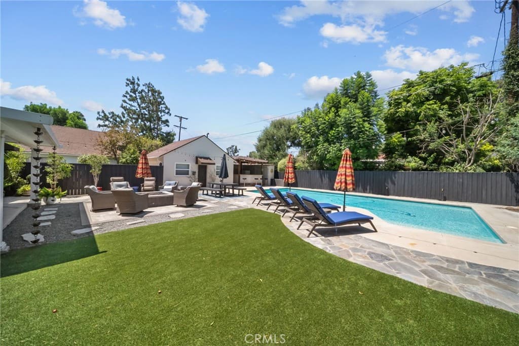 6951 Chisholm