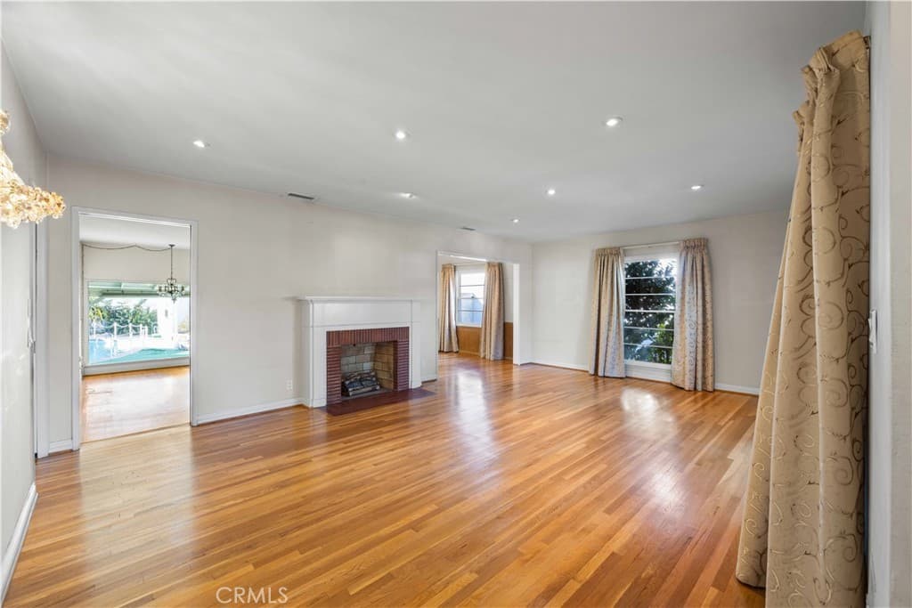1207 Graynold