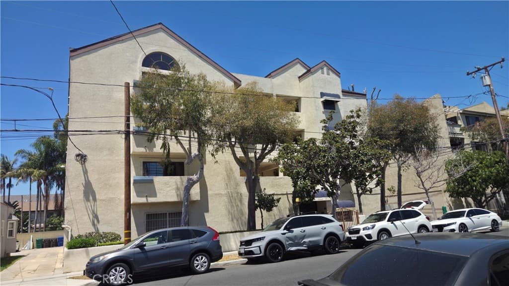2309 E 17th 202