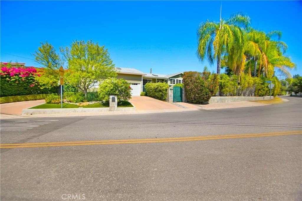 5062 Avenida Hacienda