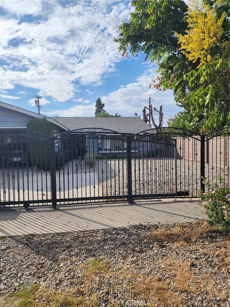 10883 Vinedale