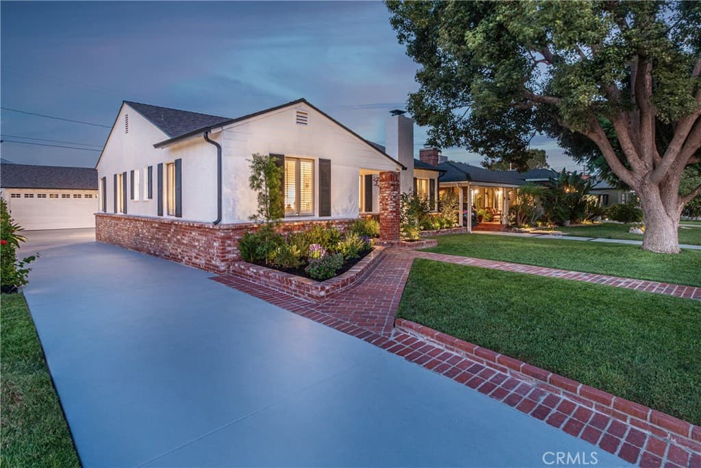 220 S Reese Place