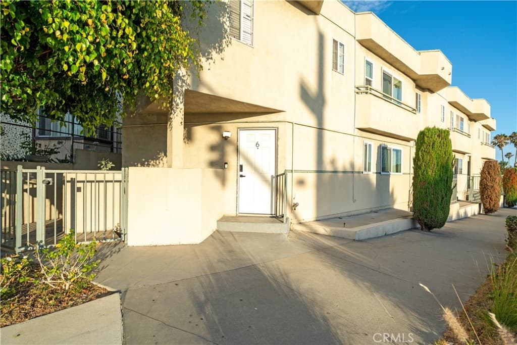 7050 S La Cienega Boulevard 6