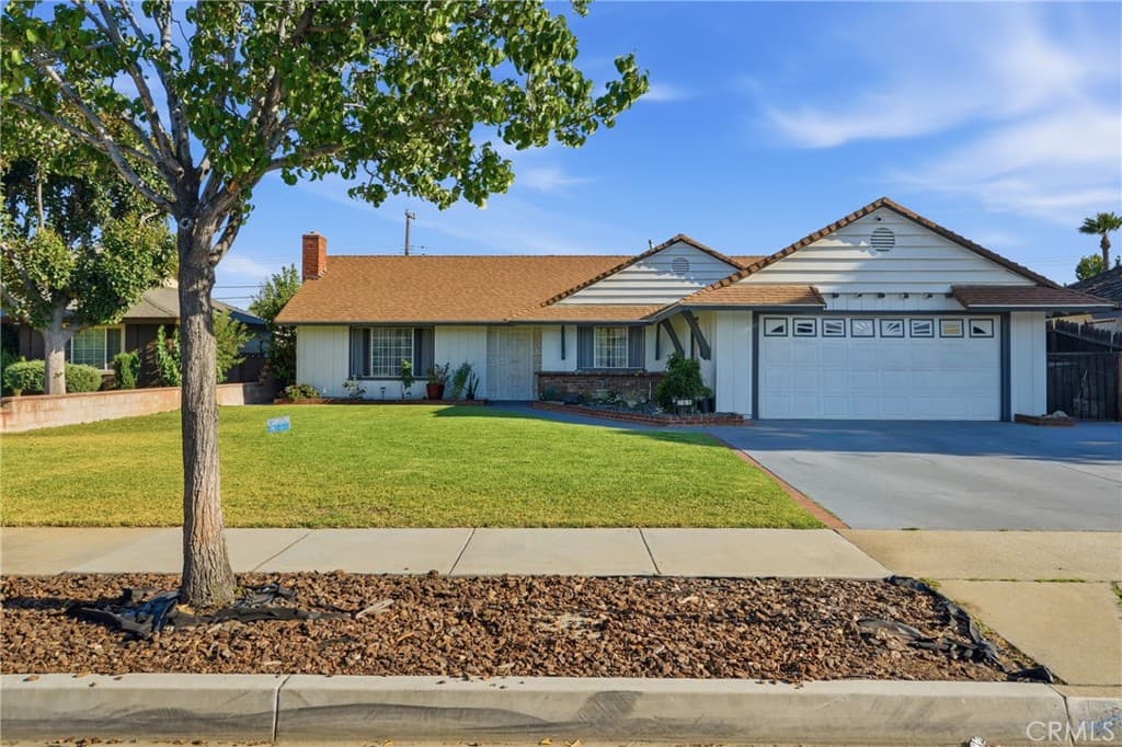 761 W La Deney