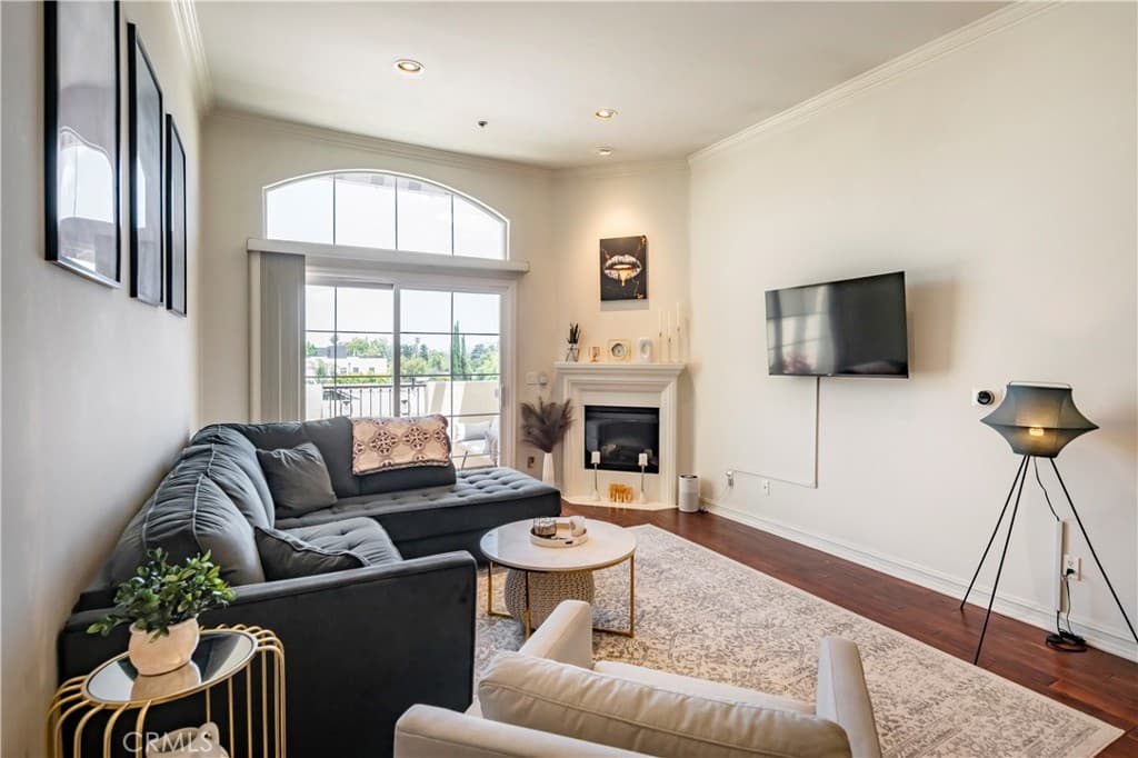 14242 Burbank 307