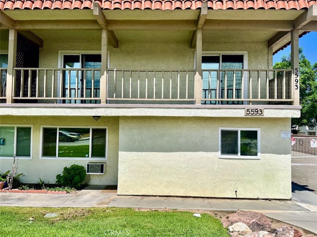 5593 Pioneer Boulevard 1