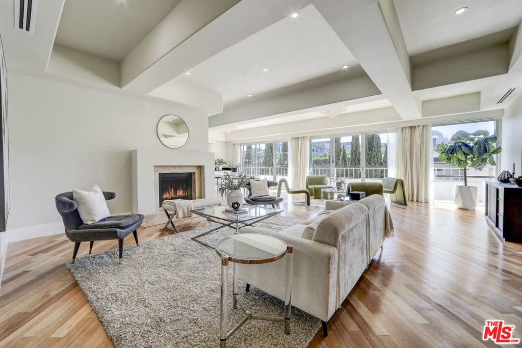 339 N Palm Drive 201