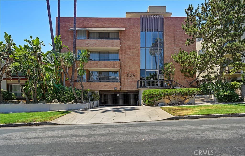 1539 N Laurel Avenue 202