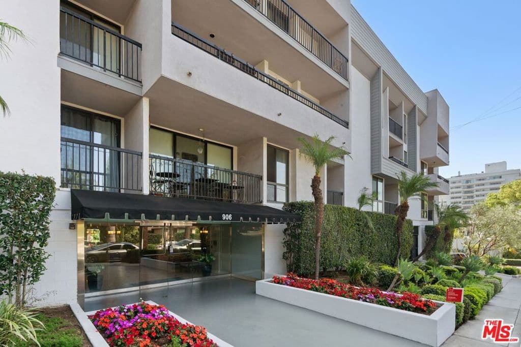 906 N Doheny Drive 221