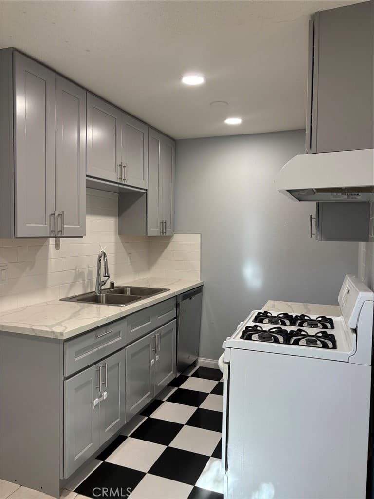 8641 Glenoaks 131