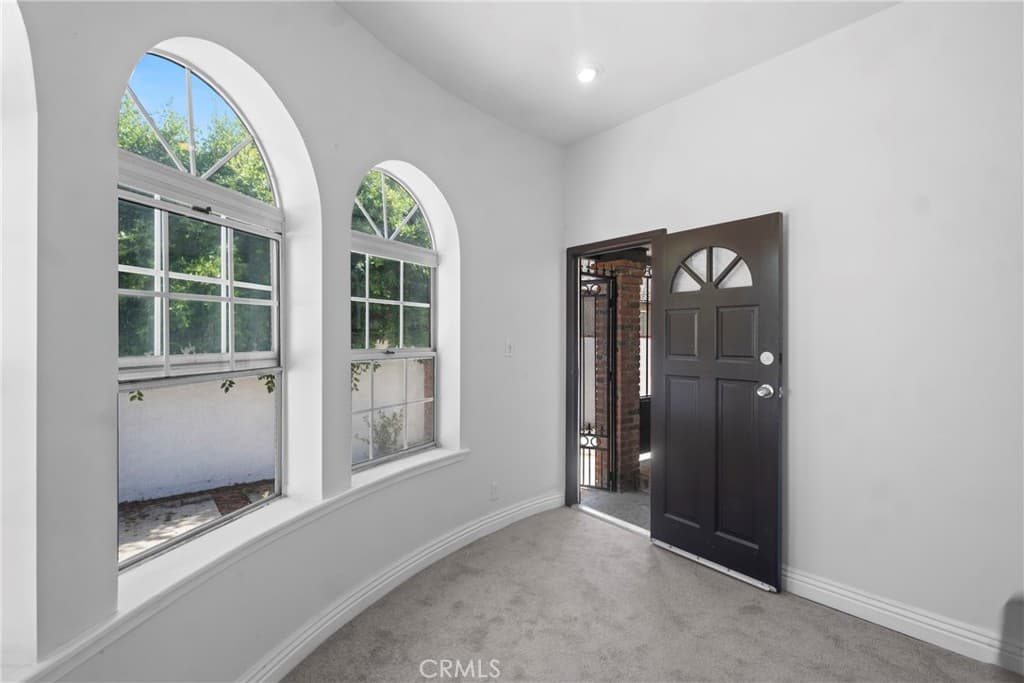 5334 S Victoria
