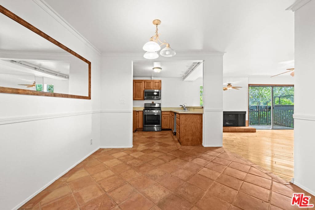 950 N Kings Road 144