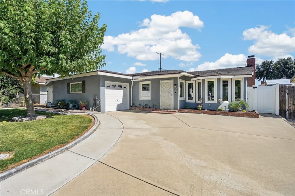 230 E Pioneer