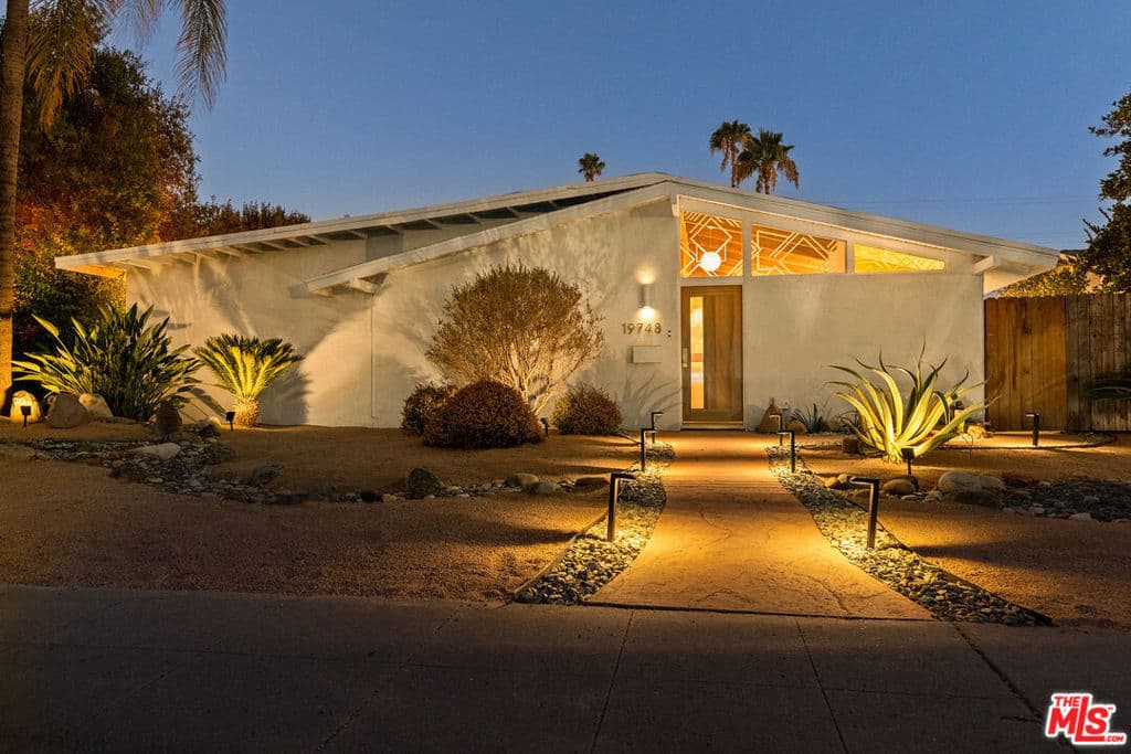 19748 Victory Boulevard