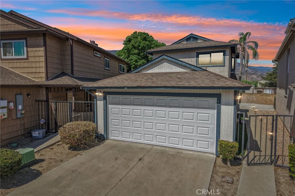 4909 Village Green