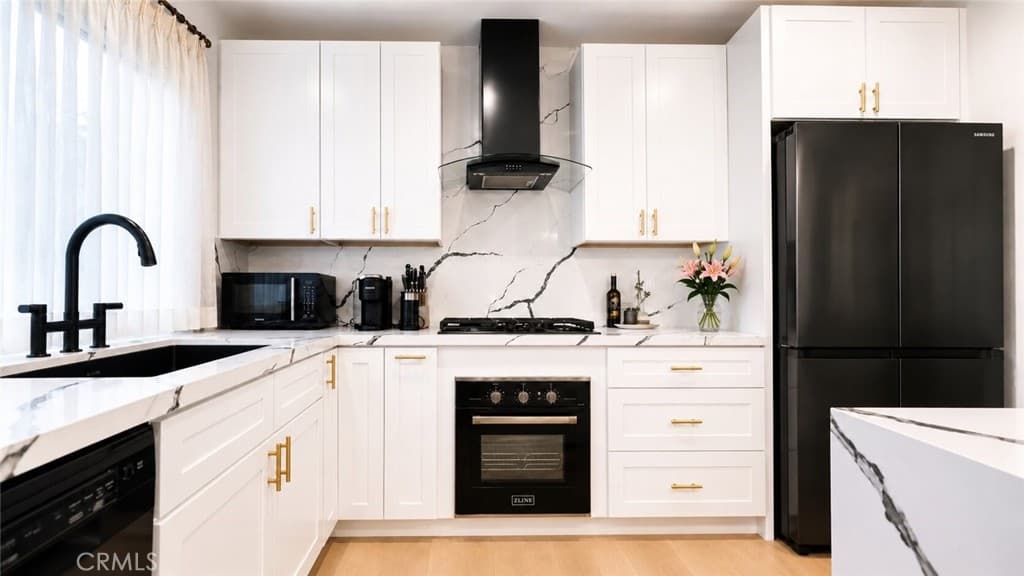 1233 N Laurel 211
