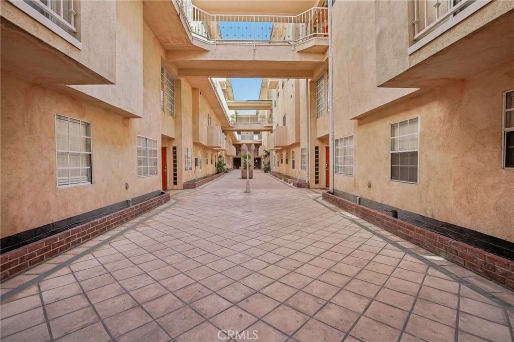 321 W Queen Street 20