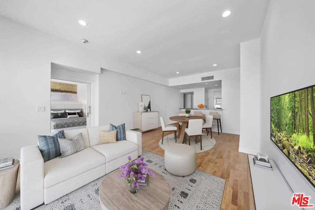 900 W OLYMPIC Boulevard 31E