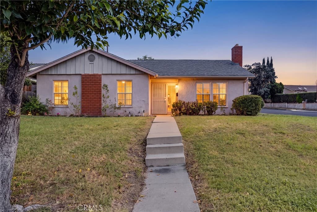 3205 E Point Cedar