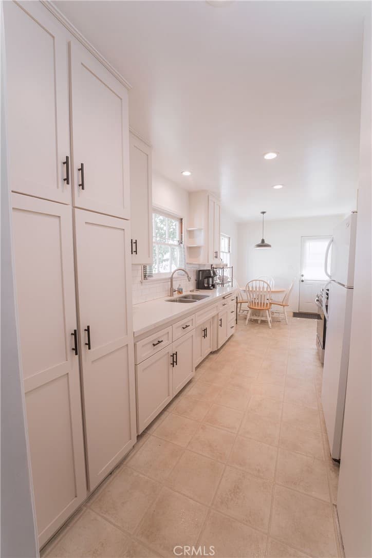 228 E Hurst