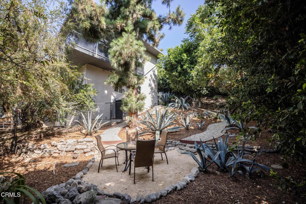 3836 De Longpre Avenue