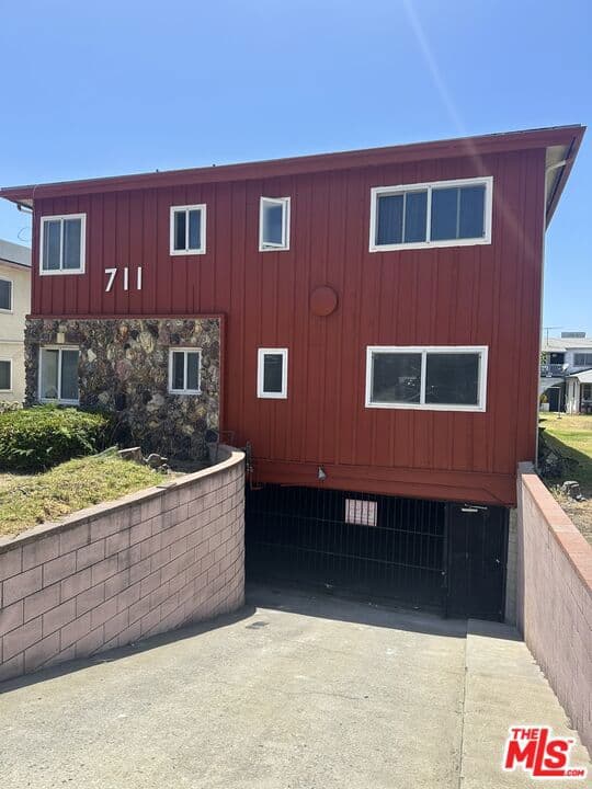 711 Larch Street 10