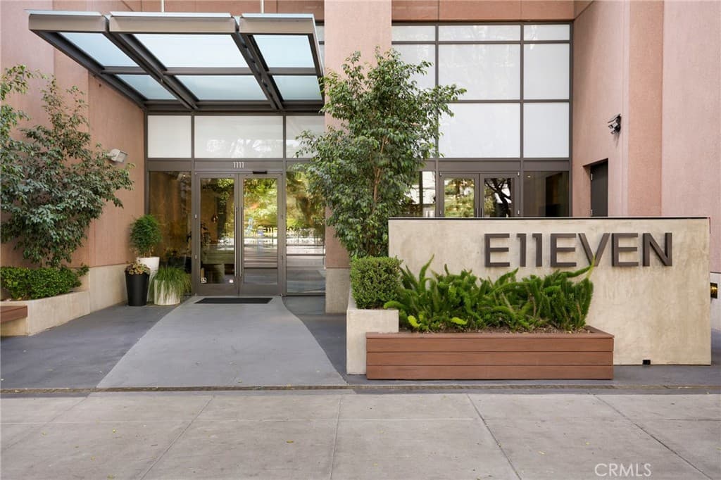 1111 S Grand Avenue 1102