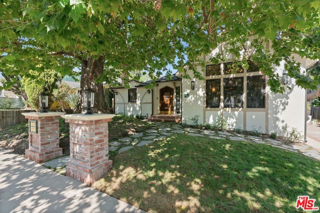 224 N Bowling Green Way