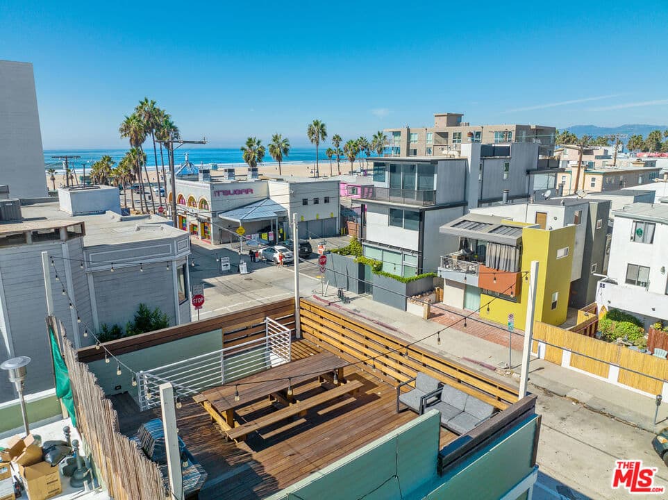 32 N Venice Boulevard