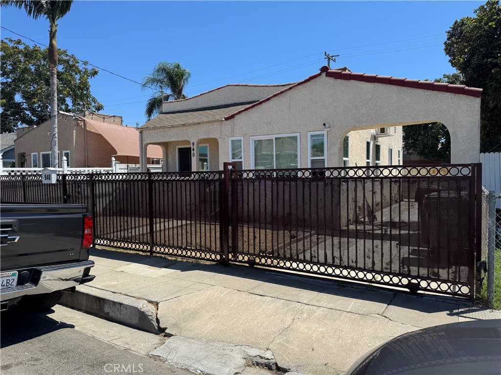 940 W Magnolia