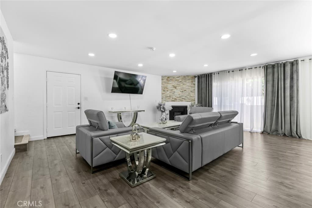 8801 Cedros Avenue 7