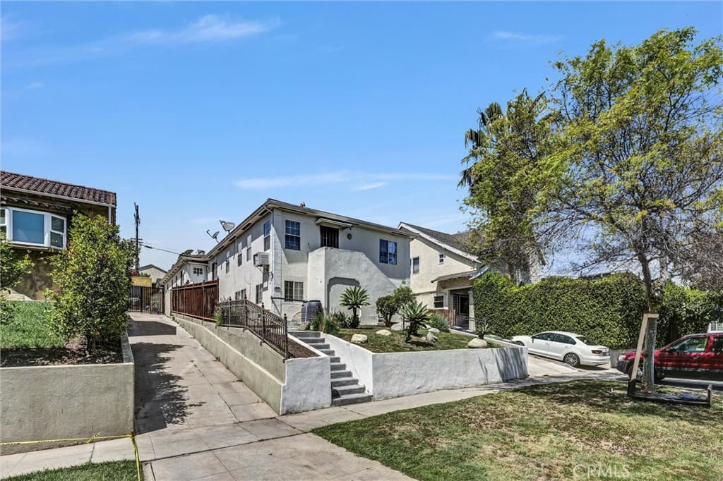 1861 S Redondo