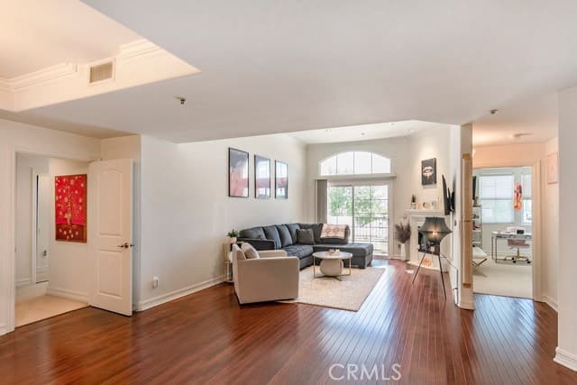 14242 Burbank 307