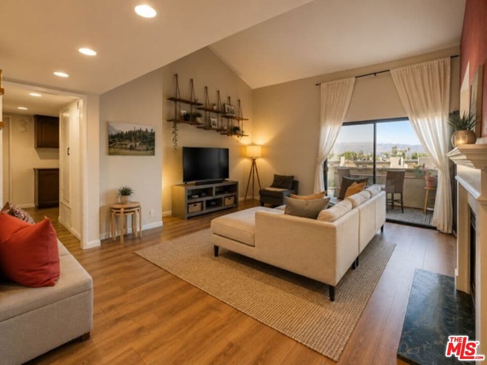 7625 Reseda Boulevard 305