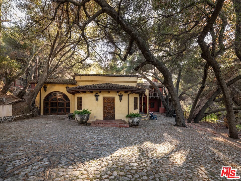 1135 N Topanga Canyon Boulevard