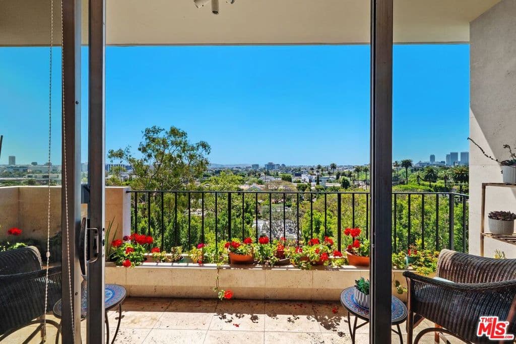 818 N Doheny Drive 606