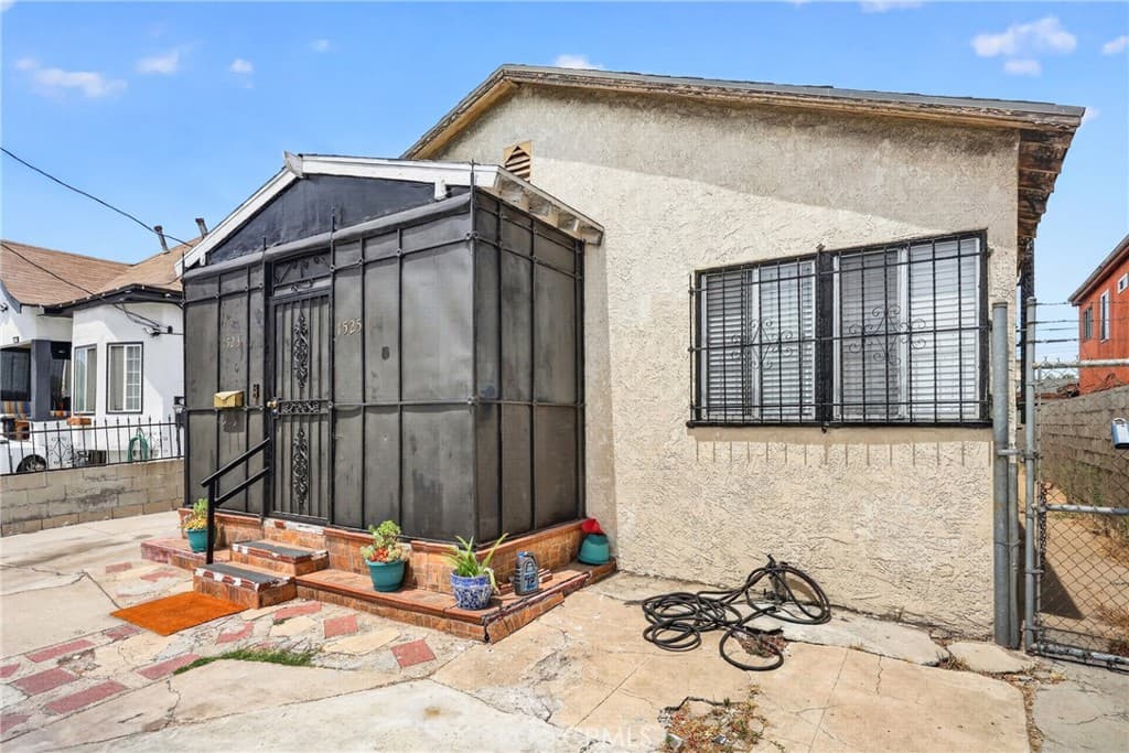 1523 E Vernon